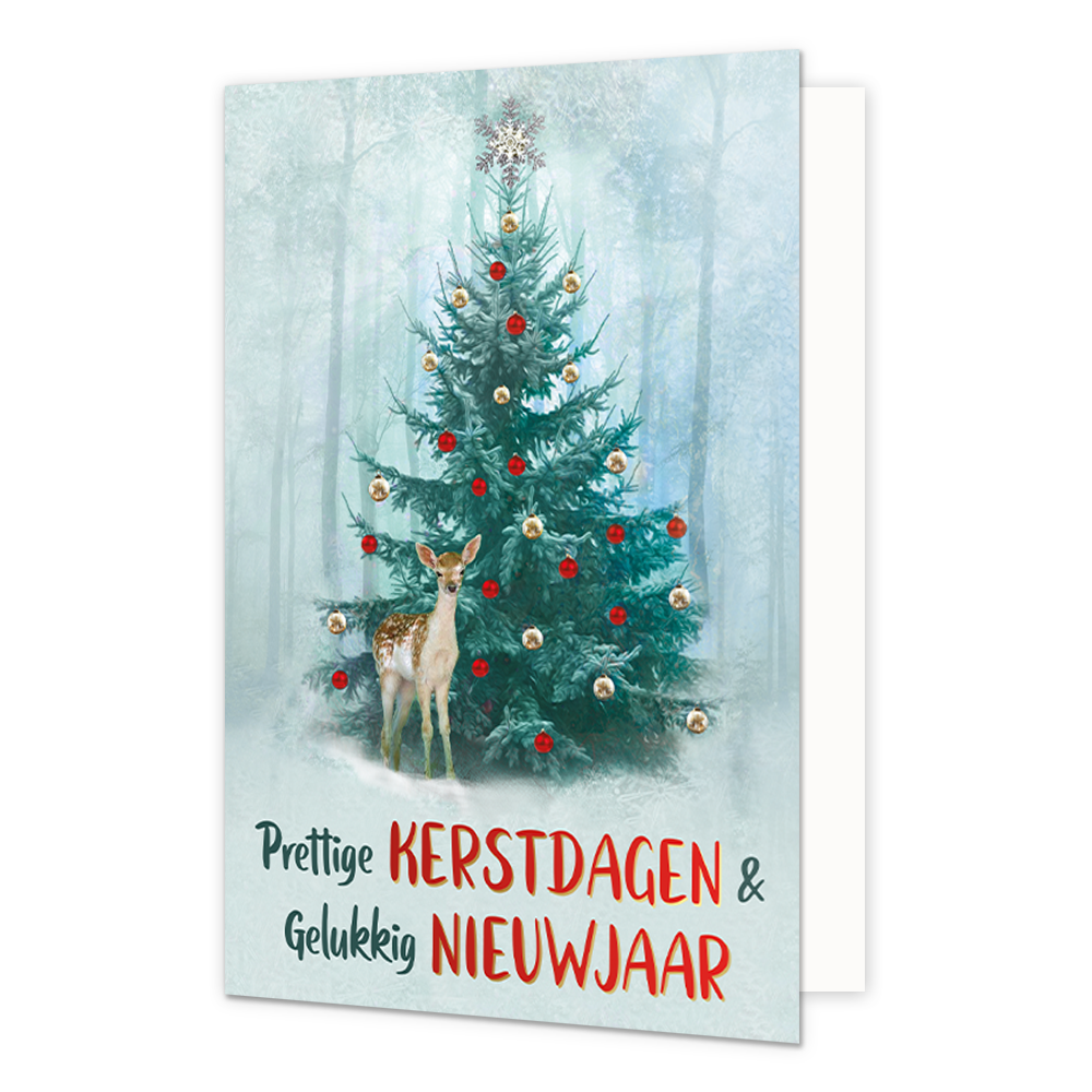 Prettige kerstdagen & gelukkig nieuwjaar - 8 stuks - Formaat: Normaal - Vorm: Staand - Kerstkaart - Op deze wenskaart staat een sfeervolle illustratie van een versierde kerstboom in een winters bos. De boom is getooid met rode en gouden kerstballen en bovenop prijkt een grote, glinsterende sneeuwvlok als piek. Voor de boom staat een jong hertje (ree) in de sneeuw. De achtergrond toont een mistig, blauwachtig bos met besneeuwde bomen, wat een serene en magische uitstraling geeft. Onderaan de kaart staat in