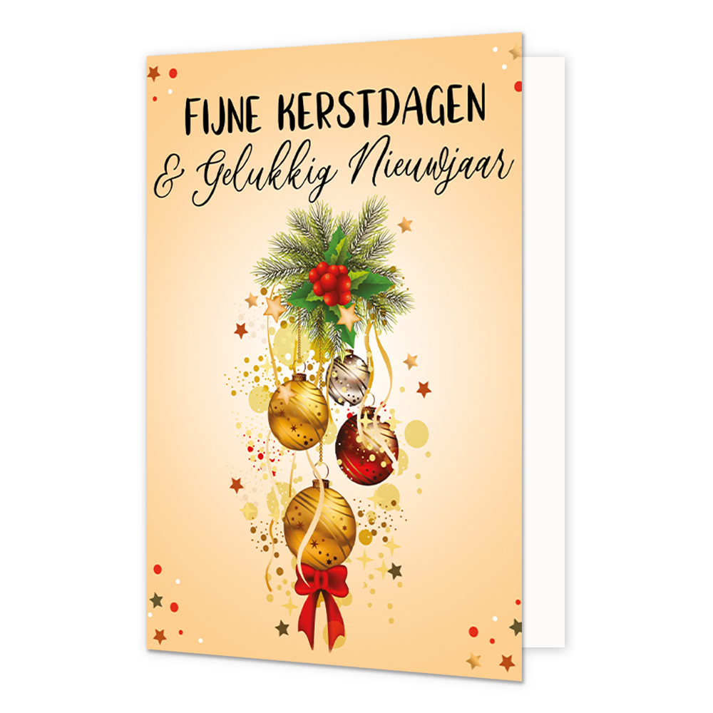 Fijne kerstdagen & gelukkig nieuwjaar - 8 stuks - Formaat: Normaal - Vorm: Staand - Kerstkaart - Op deze wenskaart staat een verticale compositie van feestelijke kerstelementen tegen een warme, beige achtergrond. Centraal hangt een bundel van vier glanzende kerstballen in goud-, rood- en zilverkleuren, versierd met patronen en een rode strik aan de onderste bal. Boven de ballen bevinden zich groene dennentakken met een trosje rode besjes en hulstblaadjes. Het geheel is omringd door een sprankelend effect v