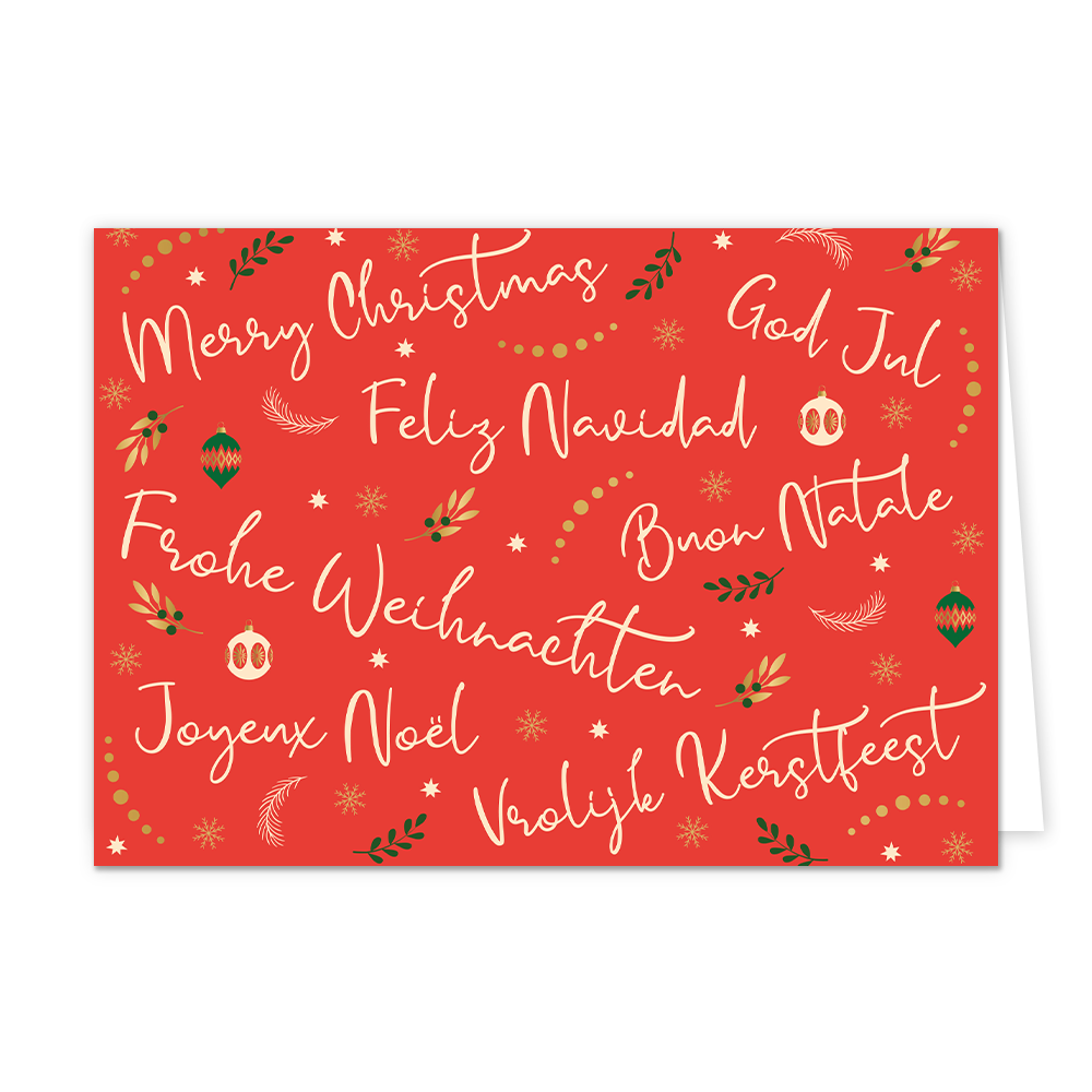 Op deze wenskaart staat een helderrode achtergrond die rijkelijk is bedekt met kerstwensen in verschillende talen, waaronder "Merry Christmas", "Feliz Navidad", "Vrolijk Kerstfeest" en "Joyeux Noël". De teksten zijn geschreven in een elegant wit en goudkleurig handschrift en worden afgewisseld met kleine illustraties zoals dennentakjes, hulstblaadjes, sterren en kerstballen in groen, goud en wit.