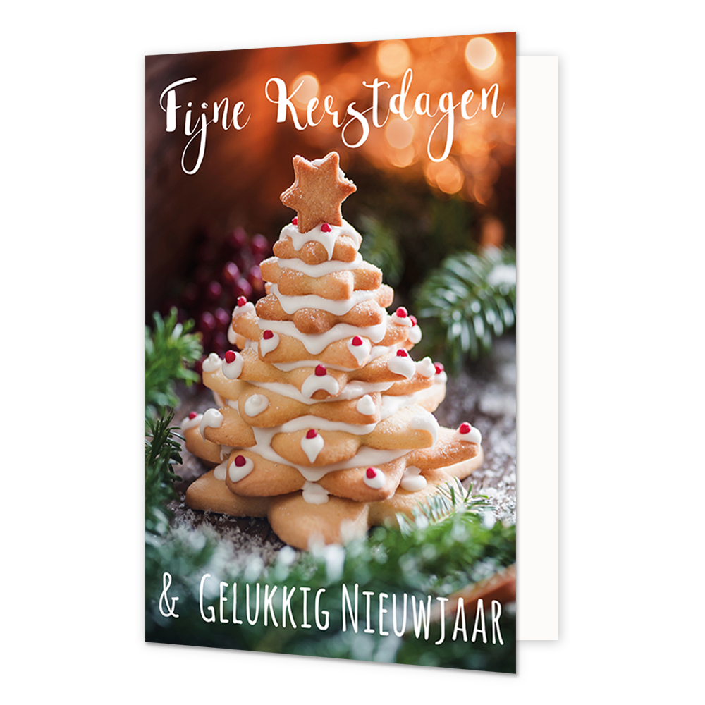 Fijne kerstdagen & gelukkig nieuwjaar - 8 stuks - Formaat: Normaal - Vorm: Staand - Kerstkaart - Op deze wenskaart staat een eetbare kerstboom gemaakt van opgestapelde stervormige koekjes, versierd met wit glazuur en kleine rode accenten. De koekjesboom is omringd door groene dennentakken en staat tegen een warme, sfeervolle achtergrond met vage lichtpuntjes. Bovenaan de kaart staat de tekst "Fijne Kerstdagen" in witte sierletters en onderaan staat "& GELUKKIG NIEUWJAAR" in witte letters. - Snelwenskaa