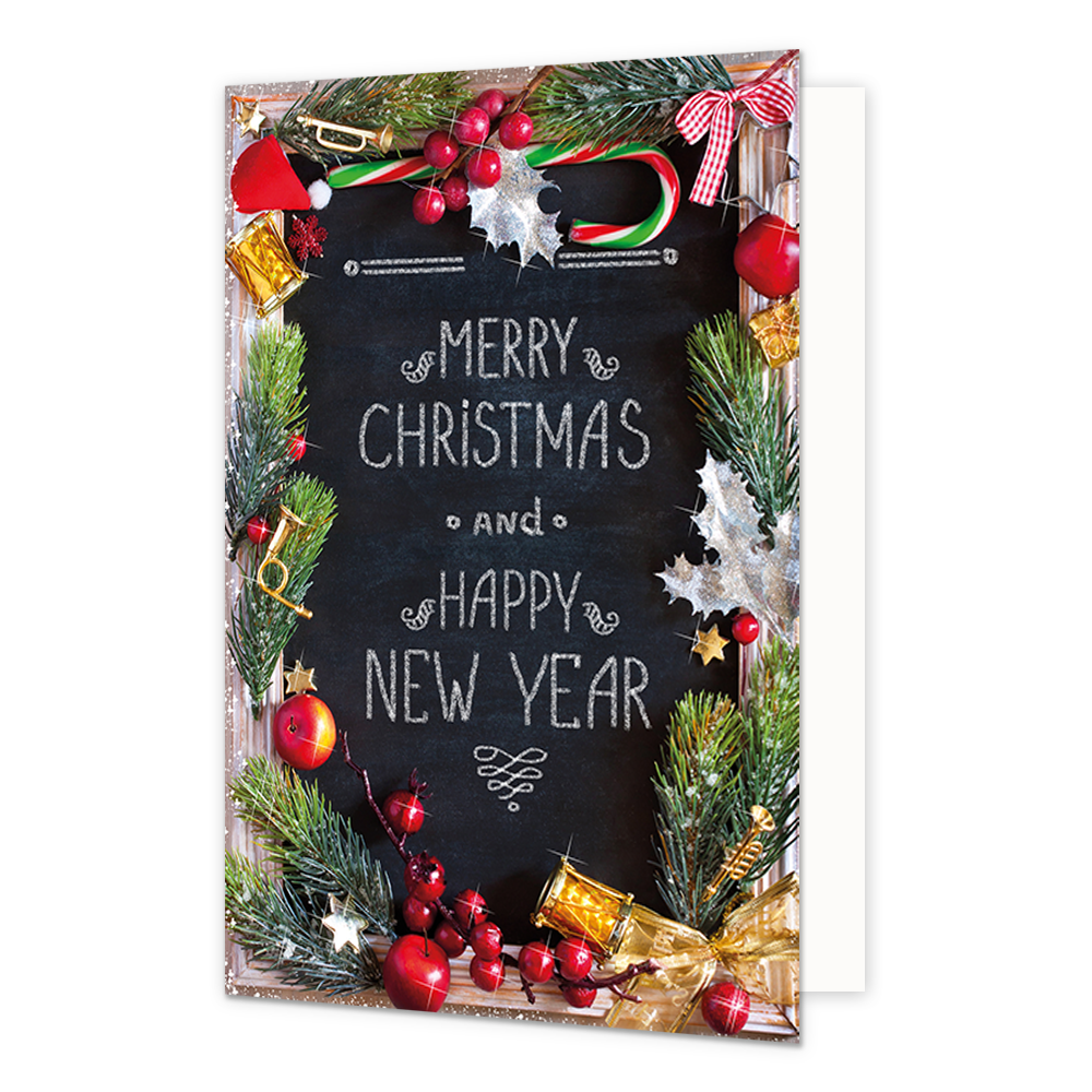 Op deze wenskaart is een krijtbord afgebeeld dat is omlijst met dennentakken, rode bessen, appels, een zuurstok en gouden kerstversieringen zoals trompetjes en sterren. In het midden van het krijtbord staat de tekst "MERRY CHRISTMAS AND HAPPY NEW YEAR" geschreven in een wit krijtlettertype met sierlijke krullen. De decoraties rondom het bord zijn kleurrijk en gedetailleerd, wat zorgt voor een klassieke en feestelijke uitstraling.
