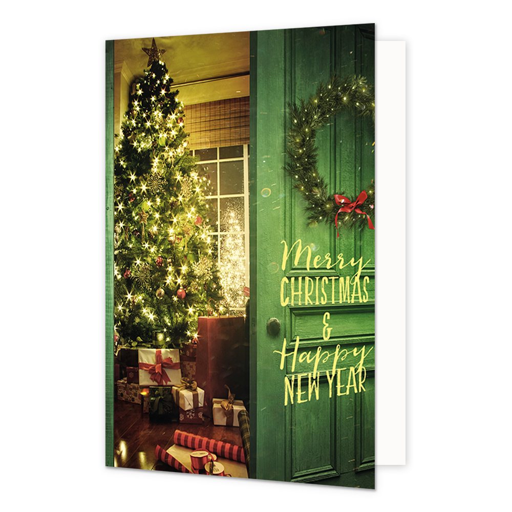 Op deze wenskaart is een doorkijkje te zien door een openstaande groene deur naar een sfeervol verlichte kerstkamer met een grote kerstboom vol lichtjes en cadeautjes eronder. Aan de groene deur hangt een verlichte kerstkrans met een rood strikje. Op de deur staat in goudkleurige letters de tekst "Merry CHRISTMAS & Happy NEW YEAR" geschreven.