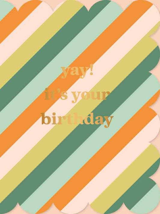 Op deze wenskaart staan lijnen in de kleuren wit, oranje, groen en blauw, met in het midden de tekst: "Yay! It's your birthday".