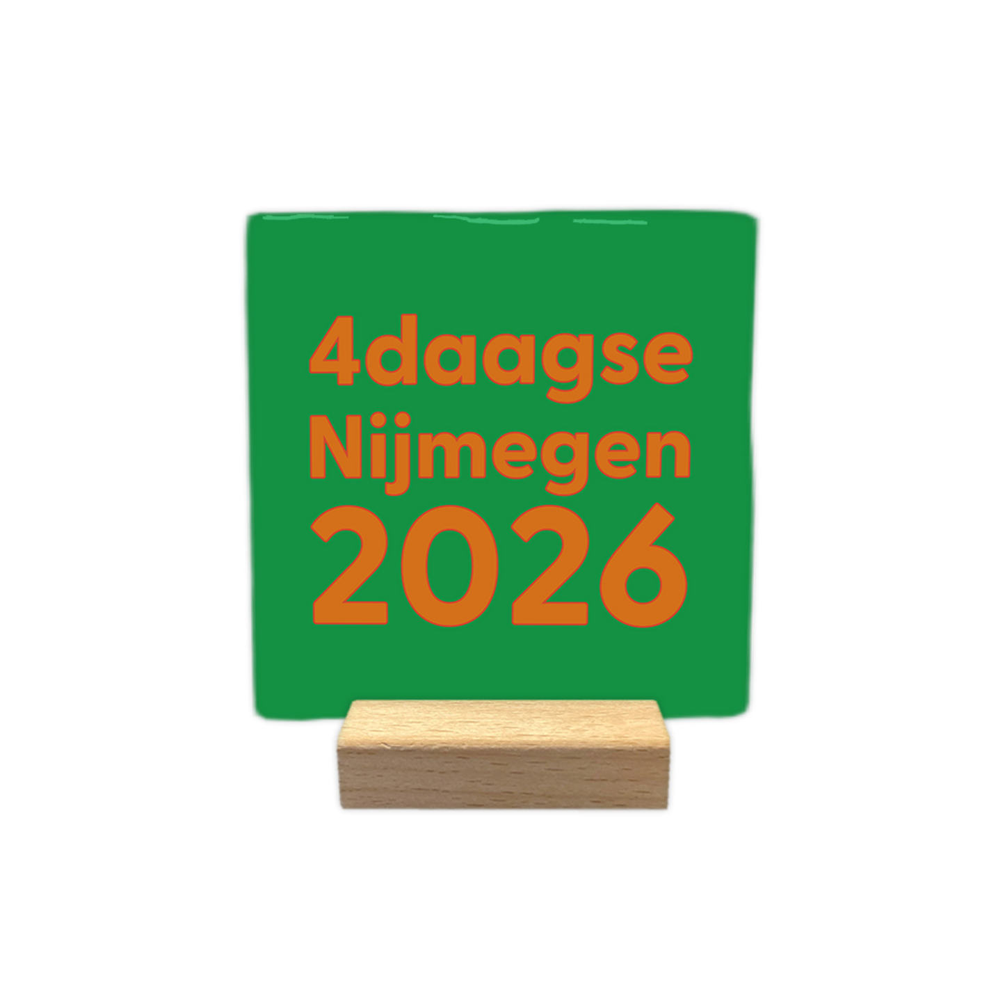 4daagse Nijmegen 2026 - Decoratie tegel - Formaat: - Op deze decoratie tegel staat de tekst "4daagse Nijmegen 2026" in oranje letters, verdeeld over drie regels. De tekst is geplaatst op een heldergroene achtergrond. Het ontwerp maakt gebruik van een strak en dik lettertype. - Snelwenskaart