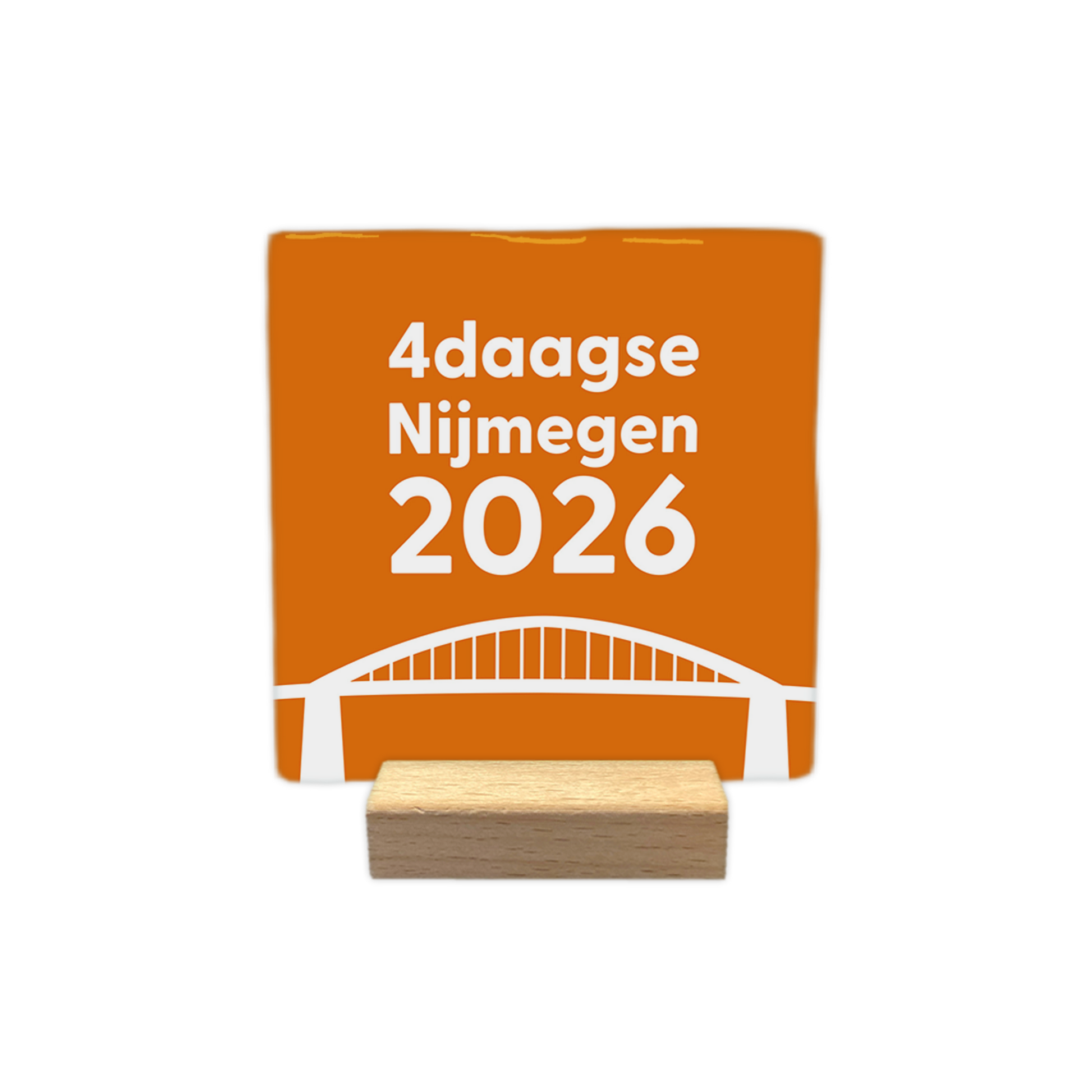 4daagse Nijmegen 2026 - Decoratie tegel - Formaat: - Op deze decoratie tegel staat aan de linkerkant het jaartal 2026 in grote, rode cijfers die verticaal zijn geplaatst. Aan de rechterkant is een gedetailleerde afbeelding van een rode gladiool met groene bladeren en stengels te zien. Het ontwerp bevindt zich op een zachte, beige achtergrond. - Snelwenskaart