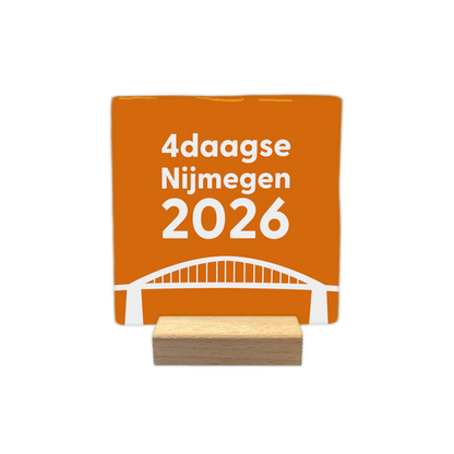 4daagse Nijmegen 2026 - Decoratie tegel - Formaat: - Op deze decoratie tegel staat aan de linkerkant het jaartal 2026 in grote, rode cijfers die verticaal zijn geplaatst. Aan de rechterkant is een gedetailleerde afbeelding van een rode gladiool met groene bladeren en stengels te zien. Het ontwerp bevindt zich op een zachte, beige achtergrond. - Snelwenskaart