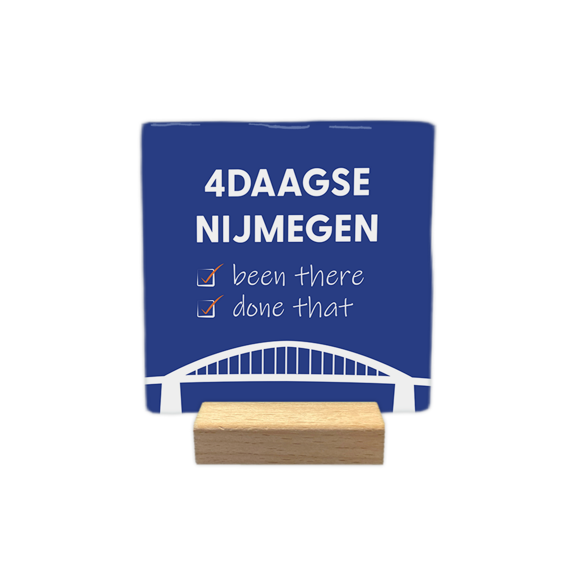 4daagse Nijmegen - Decoratie tegel - Formaat: - Op deze decoratie tegel staat bovenaan de tekst "4daagse Nijmegen" in witte hoofdletters. Daaronder staan twee regels met de tekst "been there" en "done that", waarbij voor elke regel een wit selectievakje met een oranje vinkje is geplaatst. Onderaan het ontwerp is een gestileerde witte afbeelding van een brug zichtbaar. Het geheel is geplaatst op een donkerblauwe achtergrond. - Snelwenskaart
