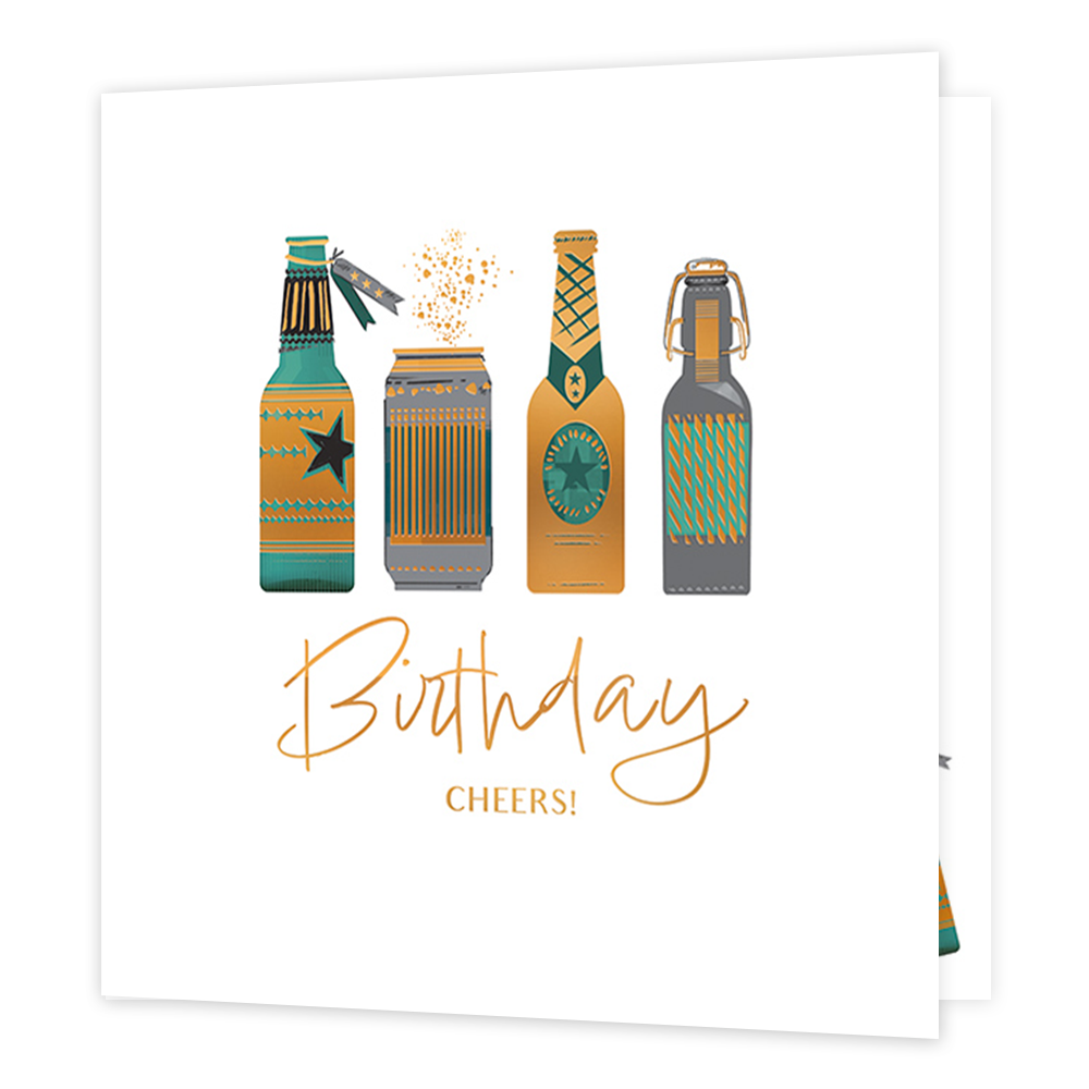Birthday cheers! - Formaat: Standaard - Vorm: Vierkant - Verjaardagskaart - Op deze kaart staat de tekst 'Birthday cheers!' in het goud beschreven. Erboven staan bierflessen en blikken in verschillende formaten en in kleuren als groen, donkergroen, grijs en goud. - Snelwenskaart
