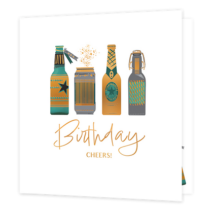 Birthday cheers! - Formaat: Standaard - Vorm: Vierkant - Verjaardagskaart - Op deze kaart staat de tekst 'Birthday cheers!' in het goud beschreven. Erboven staan bierflessen en blikken in verschillende formaten en in kleuren als groen, donkergroen, grijs en goud. - Snelwenskaart