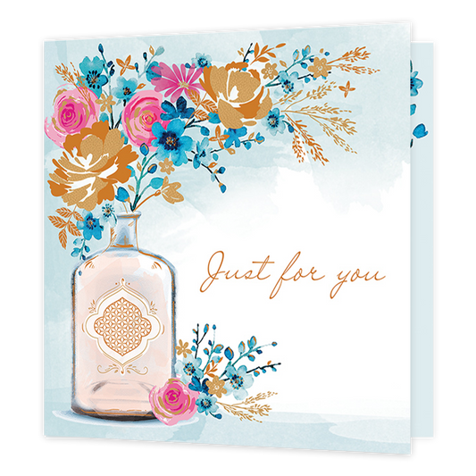 Just for you - Formaat: Standaard - Vorm: Vierkant - Denken aan kaart - Op deze kaart staat de tekst 'Just for you in het goud met sierlijke letters. Links daarnaast staan bloemen in de kleuren roze, blauw, oranje en goud in een vaas. - Snelwenskaart