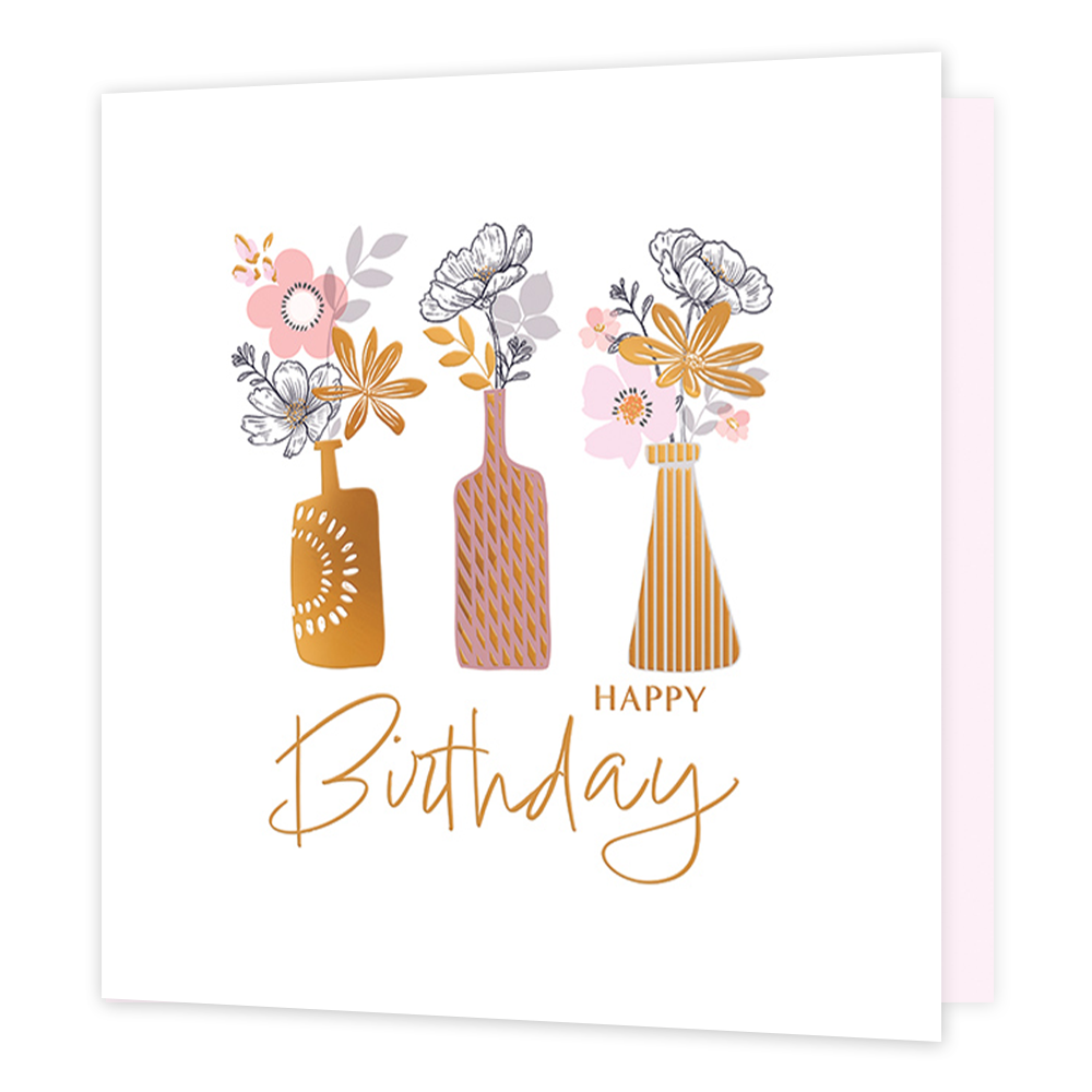 Happy birthday - Formaat: Standaard - Vorm: Vierkant - Verjaardagskaart - Op deze kaart staat de tekst 'Happy birthday' in het goud met daarboven drie vazen in de kleuren goud en roze. In de vazen staan bloemen in het roze, goud en sommige met een zwarte lijn zonder vulling. - Snelwenskaart