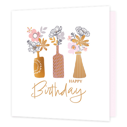 Happy birthday - Formaat: Standaard - Vorm: Vierkant - Verjaardagskaart - Op deze kaart staat de tekst 'Happy birthday' in het goud met daarboven drie vazen in de kleuren goud en roze. In de vazen staan bloemen in het roze, goud en sommige met een zwarte lijn zonder vulling. - Snelwenskaart