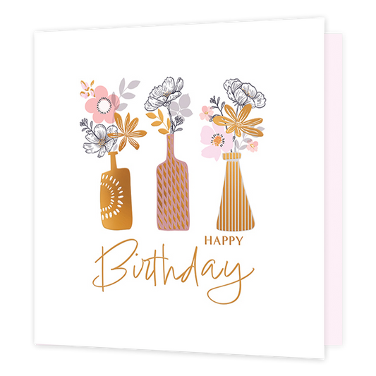 Happy birthday - Formaat: Standaard - Vorm: Vierkant - Verjaardagskaart - Op deze kaart staat de tekst 'Happy birthday' in het goud met daarboven drie vazen in de kleuren goud en roze. In de vazen staan bloemen in het roze, goud en sommige met een zwarte lijn zonder vulling. - Snelwenskaart