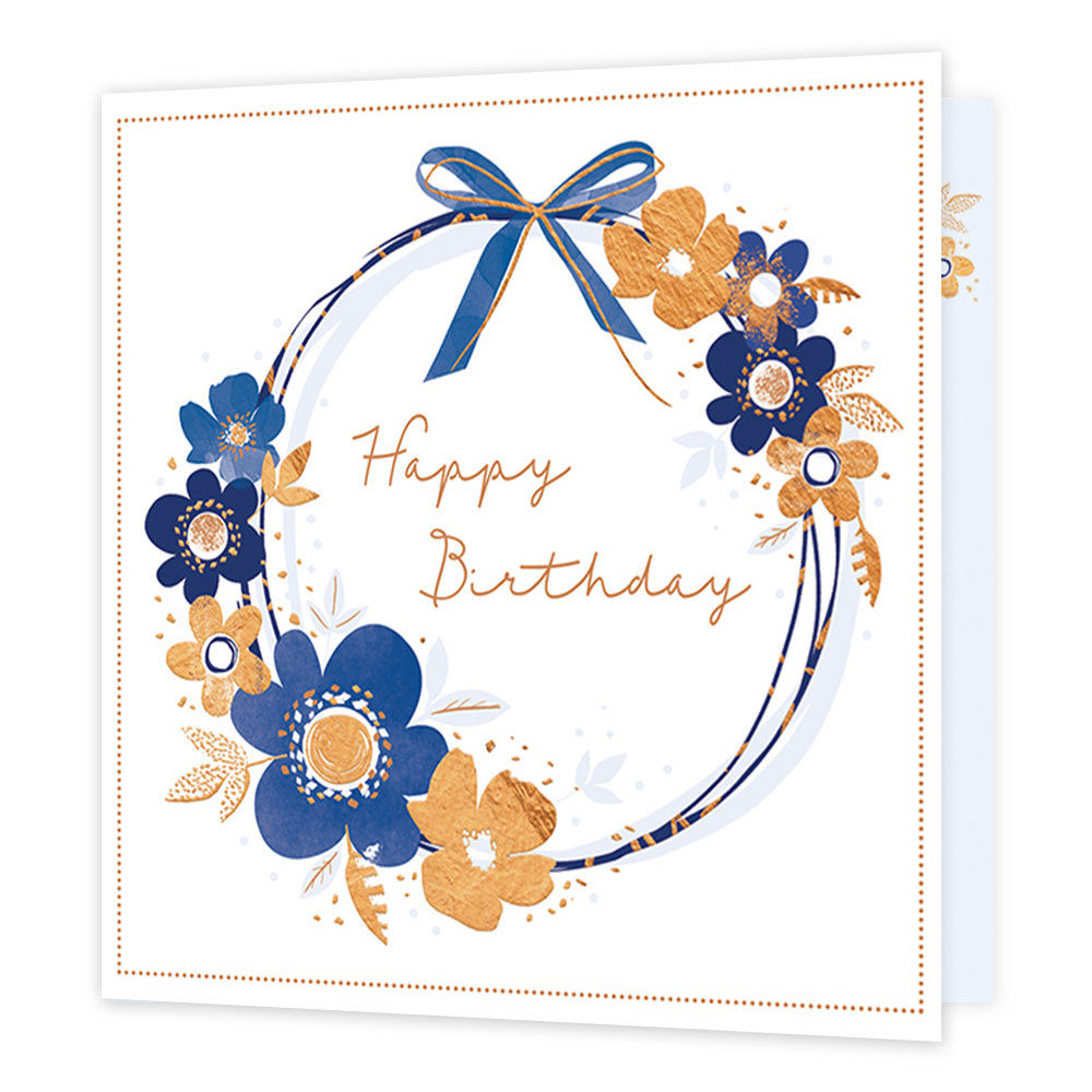 Happy birthday - Formaat: Standaard - Vorm: Vierkant - Verjaardagskaart - Op deze kaart staat de tekst 'Happy birthday' in het goud met daaromheen een blauwe cirkel. Op de blauwe cirkel zitten bloemen en bovenop een strik. Deze illustraties zijn in de kleuren lichtblauw, donkerblauw en goud. - Snelwenskaart