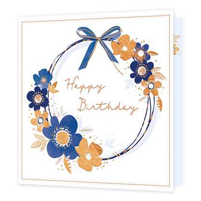 Happy birthday - Formaat: Standaard - Vorm: Vierkant - Verjaardagskaart - Op deze kaart staat de tekst 'Happy birthday' in het goud met daaromheen een blauwe cirkel. Op de blauwe cirkel zitten bloemen en bovenop een strik. Deze illustraties zijn in de kleuren lichtblauw, donkerblauw en goud. - Snelwenskaart