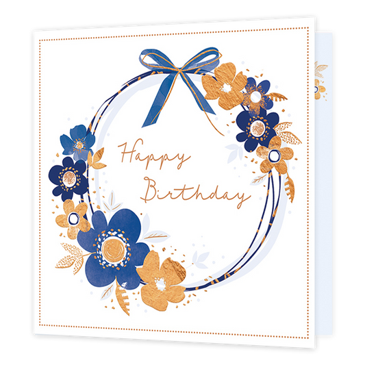 Happy birthday - Formaat: Standaard - Vorm: Vierkant - Verjaardagskaart - Op deze kaart staat de tekst 'Happy birthday' in het goud met daaromheen een blauwe cirkel. Op de blauwe cirkel zitten bloemen en bovenop een strik. Deze illustraties zijn in de kleuren lichtblauw, donkerblauw en goud. - Snelwenskaart