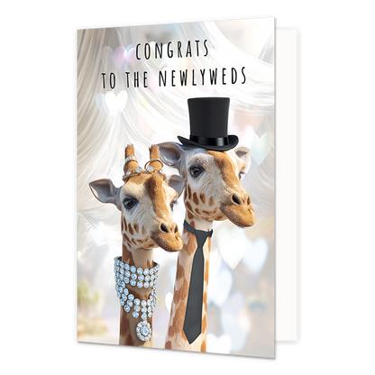 Op deze wenskaart staan twee giraffen. De linkergiraf is versierd met diamanten kettingen. De rechter giraf draagt een stropdas en een hoge zwarte hoed. Boven de giraffen staat in het zwart de tekst 'congrats to the newlyweds'.