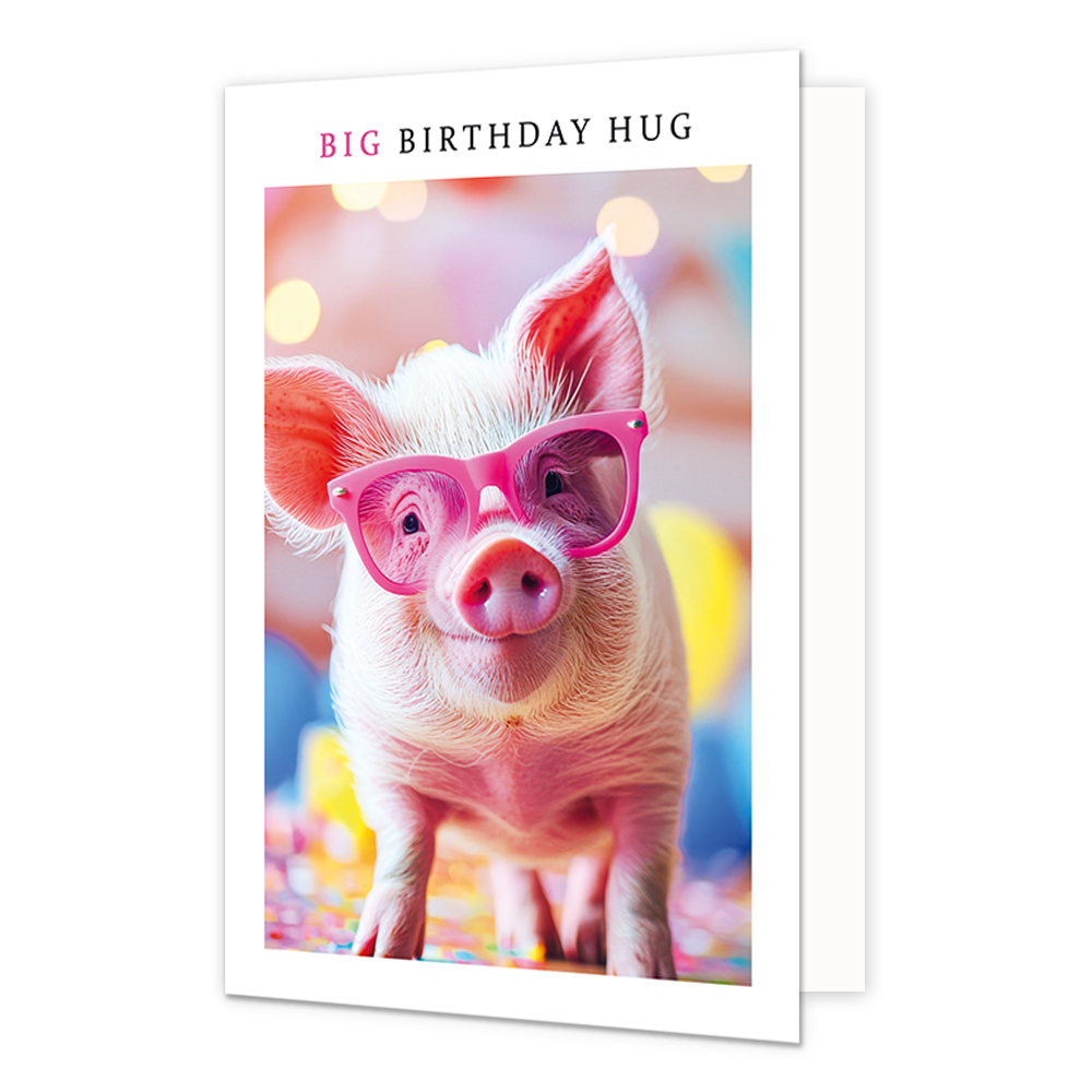 Op deze wenskaart staat een roze biggetje met een roze zonnebril op. Om de afbeelding is een wit kader. Bovenin het witte kader staat de tekst 'Big birthday hug'. Het woord 'Big' is roze gekleurd. De rest van de tekst is zwart gekleurd.