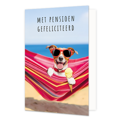 Op deze wenskaart ligt een hond in een roze handmat. De hond draagt een rode zonnebril en heeft een schepijsje in zijn poot. Boven de hond staat in het zwart de tekst 'Met pensioen gefeliciteerd'.