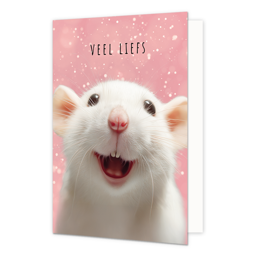 Op deze wenskaart zie je een wit muisje op een roze achtergrond. Het muisje lacht blij. Boven de muis staat in het zwart de tekst 'Veel liefs'.
