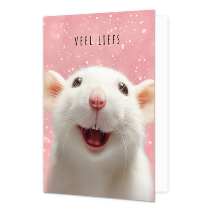 Op deze wenskaart zie je een wit muisje op een roze achtergrond. Het muisje lacht blij. Boven de muis staat in het zwart de tekst 'Veel liefs'.