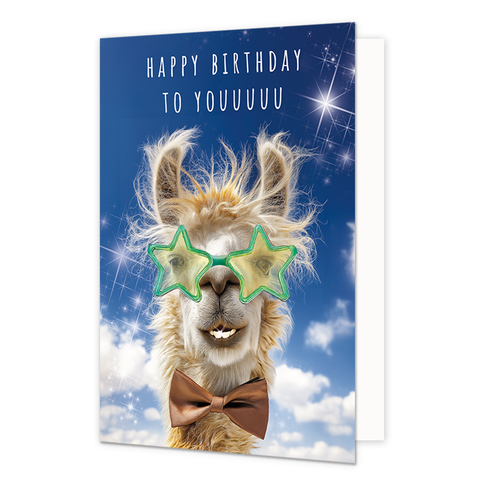 Op deze wenskaart staat een lichtbruine lama met een lange vacht. De lama draagt een donkerbruine strik om de nek een een groene stervormige bril met gele glazen. Boven de lama staat in het wit de tekst 'Happy birthday to youuuuu'.