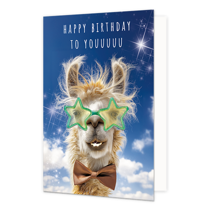 Op deze wenskaart staat een lichtbruine lama met een lange vacht. De lama draagt een donkerbruine strik om de nek een een groene stervormige bril met gele glazen. Boven de lama staat in het wit de tekst 'Happy birthday to youuuuu'.