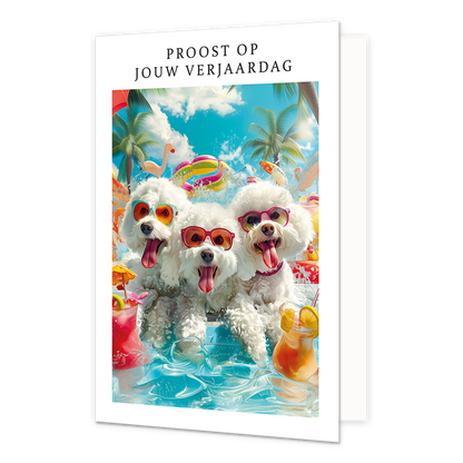 Op deze wenskaart staan drie witte hondjes met roze zonnebrillen. Ze steken alledrie hun tong uit. Om de afbeelding heen is een wit kader. Bovenin het witte kader staat in het zwart de tekst 'Proost op jouw verjaardag'.
