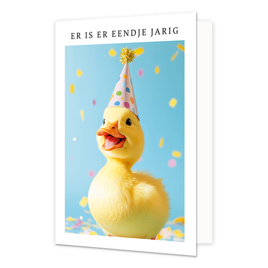 Er is er eendje jarig - Formaat: Normaal - Vorm: Staand - Verjaardagskaart - Op deze wenskaart zie je een geel eendje met een feesthoedje op. Om de afbeelding heen is een wit kader. Bovenin het witte kader staat in het zwart de tekst 'Er is er eendje jarig'. - Snelwenskaart