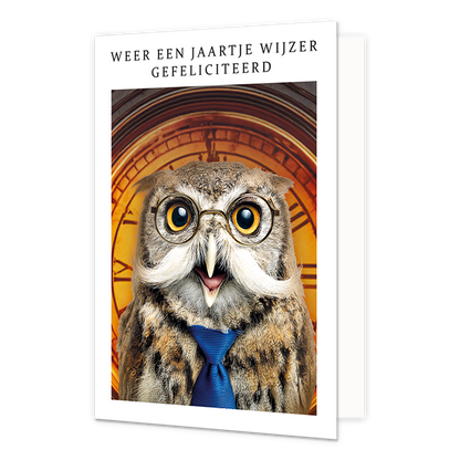 Op deze wenskaart staat een uit voor een grote klok. De uil draagt een blauwe stropdag en een ronde bril. Om de afbeelding heen staat een wit kader. Bovenin het witte kader staat in het zwart de tekst 'weer een jaartje wijzer gefeliciteerd'.