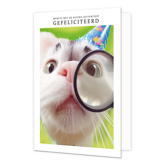 Moeite met de kleine lettertjes? Gefeliciteerd - Formaat: Normaal - Vorm: Staand - Verjaardagskaart - Op deze wenskaart staat een kat die door een vergrootglas kijkt. De kat draagt een blauwe feesthoed. Om de afbeelding heen staat een wit kader. Bovenin het witte kader staat in het zwart de tekst 'Moeite met de kleine lettertjes? Gefeliciteerd'. - Snelwenskaart