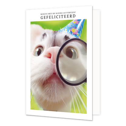 Op deze wenskaart staat een kat die door een vergrootglas kijkt. De kat draagt een blauwe feesthoed. Om de afbeelding heen staat een wit kader. Bovenin het witte kader staat in het zwart de tekst 'Moeite met de kleine lettertjes? Gefeliciteerd'.