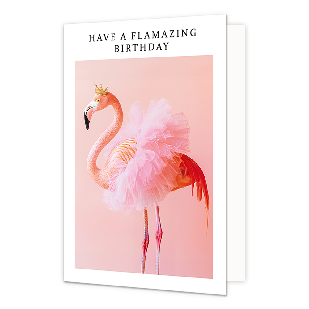 Op deze wenskaart staat een flamingo met een roze tutu en een grouden kroon. Om de afbeelding staat een wit kader. Bovenin het witte kader staat in het zwart de tekst 'Have a flamazing birthday'.
