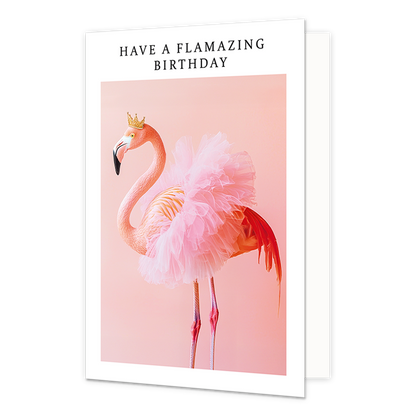 Op deze wenskaart staat een flamingo met een roze tutu en een grouden kroon. Om de afbeelding staat een wit kader. Bovenin het witte kader staat in het zwart de tekst 'Have a flamazing birthday'.