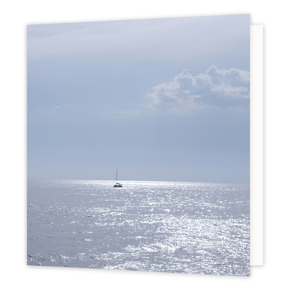 Bootje - Formaat: Groot - Vorm: Vierkant - Blanco kaart - Op deze wenskaart staat een foto van de zee waar een zeilboot op vaart. - Snelwenskaart