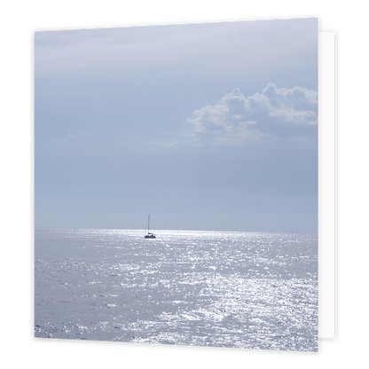 Bootje - Formaat: Groot - Vorm: Vierkant - Blanco kaart - Op deze wenskaart staat een foto van de zee waar een zeilboot op vaart. - Snelwenskaart