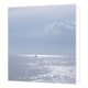 Bootje - Formaat: Groot - Vorm: Vierkant - Blanco kaart - Op deze wenskaart staat een foto van de zee waar een zeilboot op vaart. - Snelwenskaart
