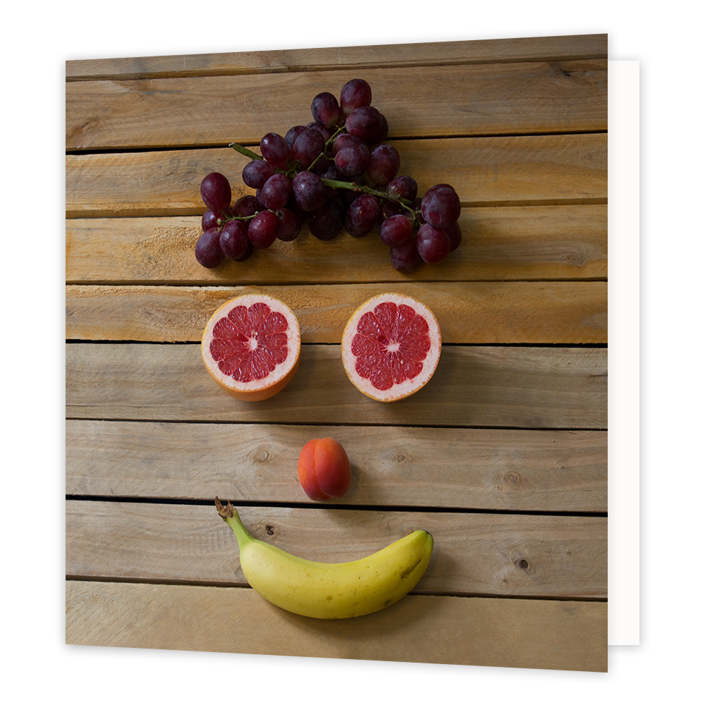Fruit - Formaat: Groot - Vorm: Vierkant - Blanco kaart - Op deze wenskaart staat foto van fruit dat een gezicht vormt. - Snelwenskaart