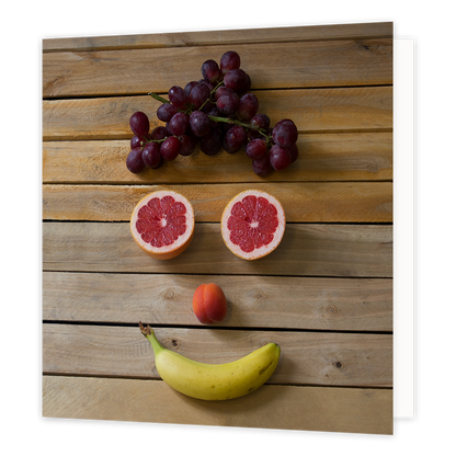 Fruit - Formaat: Groot - Vorm: Vierkant - Blanco kaart - Op deze wenskaart staat foto van fruit dat een gezicht vormt. - Snelwenskaart