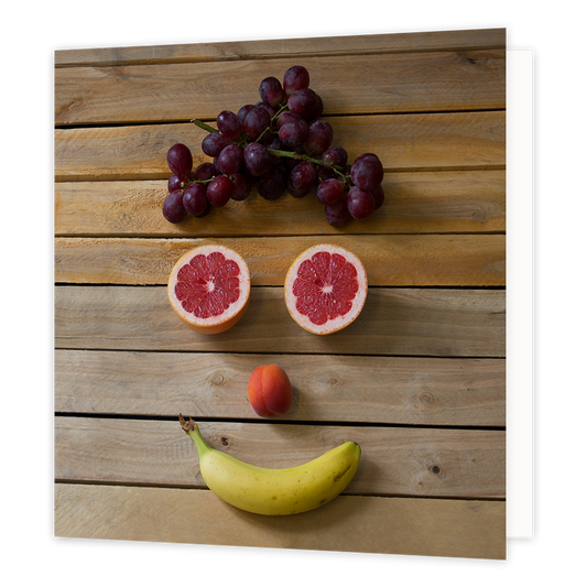 Fruit - Formaat: Groot - Vorm: Vierkant - Blanco kaart - Op deze wenskaart staat foto van fruit dat een gezicht vormt. - Snelwenskaart