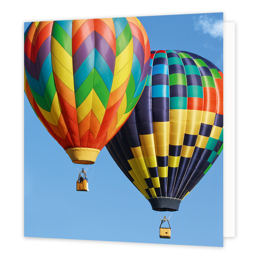 Luchtballon - Afmeting: {"value":16.0,"unit":"CENTIMETERS"} x {"value":16.0,"unit":"CENTIMETERS"} - Formaat: Groot - Vorm: Vierkant - Blanco kaart - Op deze wenskaart staat een foto van twee luchtballonnen die in de lucht vliegen. - Snelwenskaart