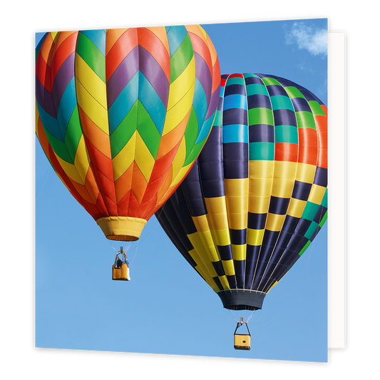 Luchtballon - Formaat: Groot - Vorm: Vierkant - Blanco kaart - Op deze wenskaart staat een foto van twee luchtballonnen die in de lucht vliegen. - Snelwenskaart