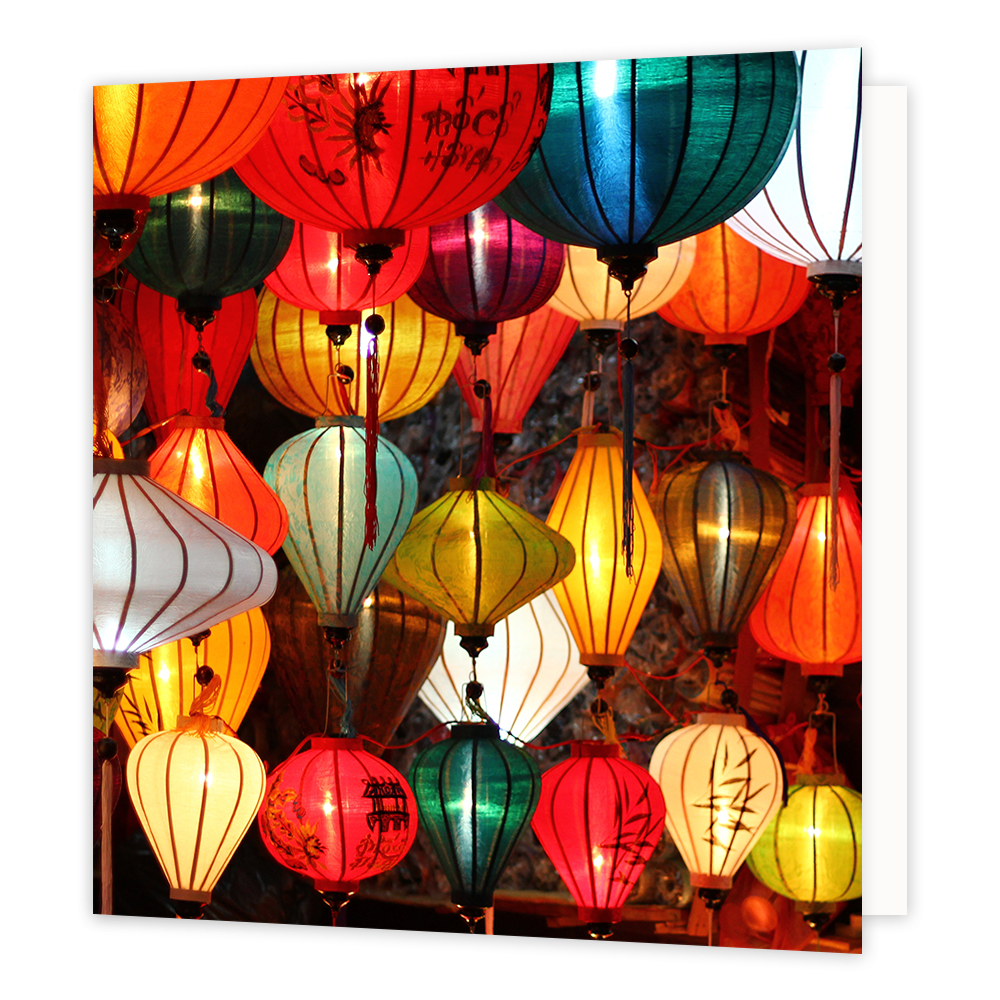 Lampionnen - Formaat: Groot - Vorm: Vierkant - Blanco kaart - Op deze wenskaart staat een foto van lampionnen in diverse soorten kleuren en vormen. - Snelwenskaart