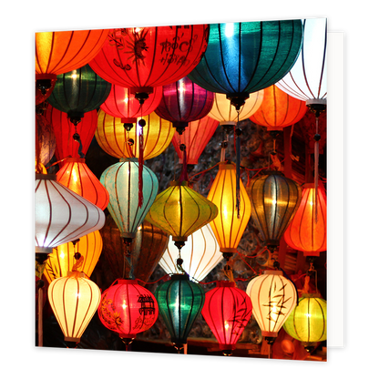 Lampionnen - Formaat: Groot - Vorm: Vierkant - Blanco kaart - Op deze wenskaart staat een foto van lampionnen in diverse soorten kleuren en vormen. - Snelwenskaart
