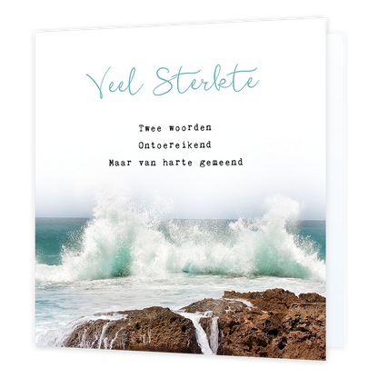 Veel Sterkte - Formaat: Standaard - Vorm: Vierkant - Condoleance kaart - Op deze wenskaart is de zee te zien waarbij golven op rotsen lopen. Daarboven staat de tekst: "Veel sterkte. Twee woorden. Ontoereikend. Maar van harte gemeend". - Snelwenskaart