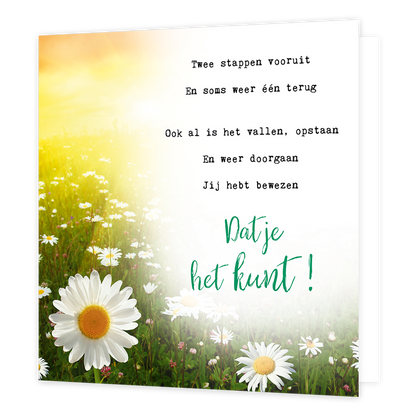 Twee stappen vooruit - Formaat: Standaard - Vorm: Vierkant - Complimentenkaart - Op deze wenskaart staat een bloemenveld met madeliefjes. In de illustratie staat de tekst: "Twee stappen vooruit en soms weer één terug. Ook al is het vallen, opstaan en weer doorgaan, jij hebt bewezen dat je het kunt!" - Snelwenskaart