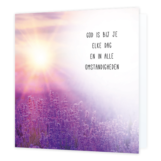God is bij je elke dag - Formaat: Normaal - Vorm: Vierkant - Denken aan kaart - Op deze wenskaart staat een veld met lavendel waar de zon over schijnt. In de illustratie staat de tekst: "God is bij je elke dag en in alle omstandigheden". - Snelwenskaart
