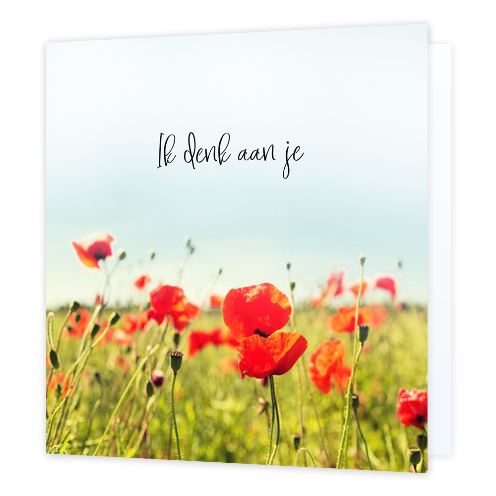 Ik denk aan je - Formaat: Normaal - Vorm: Vierkant - Denken aan kaart - Op deze wenskaart staat een veld met klaprozen en daarboven de tekst: "Ik denk aan je". - Snelwenskaart