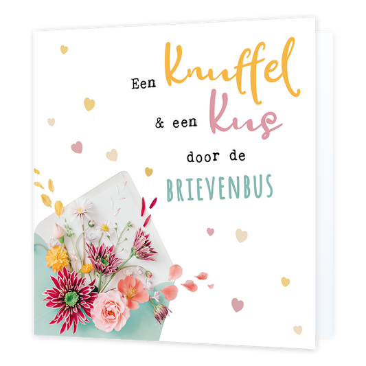 Een knuffel - Formaat: Normaal - Vorm: Vierkant - Vriendschapskaart - Op deze wenskaart staat een envelop waar bloemen en hartjes uit komen. In de illustratie staat de tekst: "Een knuffel & een kus door de brievenbus". - Snelwenskaart