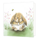 Konijn - Formaat: Standaard - Vorm: Vierkant - Blanco kaart - Op deze wenskaart staat een konijn dat op het gras zit, omringt door bloemen en een bij. - Snelwenskaart